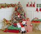 Son derece Noel ağacı ve hediyeler dekore